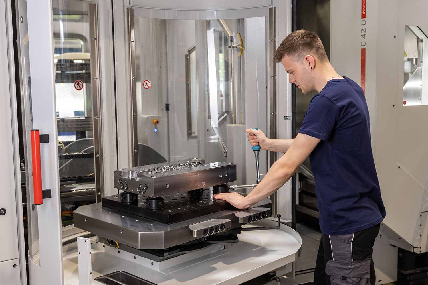 Lehrlinge in der Ausbildung an der Maschine