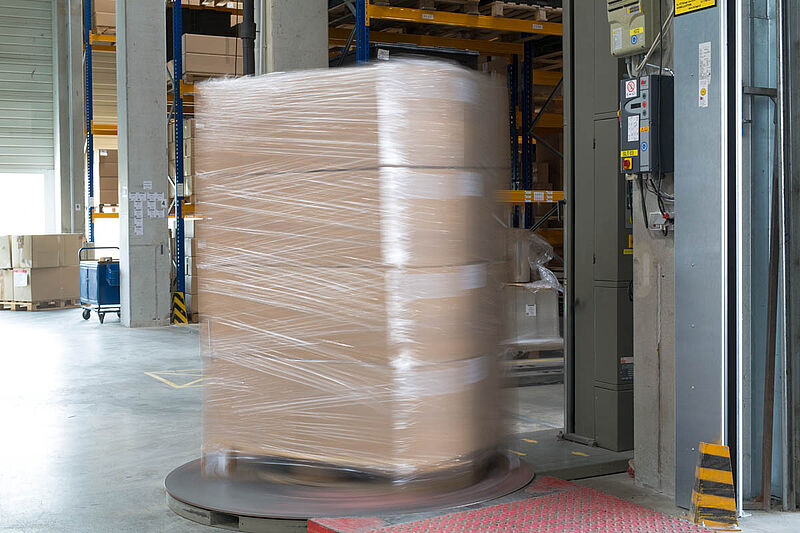 Versandfertig gewickelte Palette im Logistikbereich