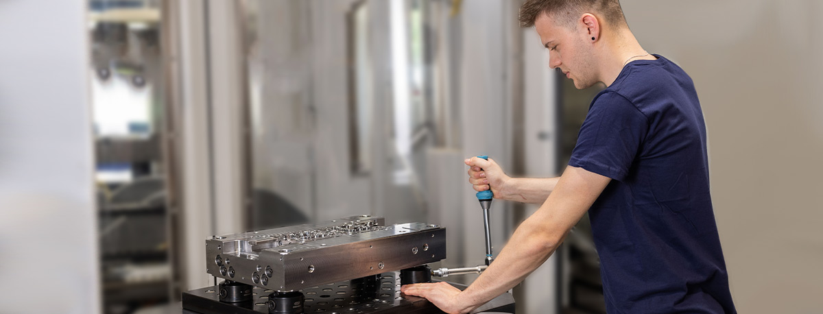 Servicetechniker bei der Werkzeugwartung