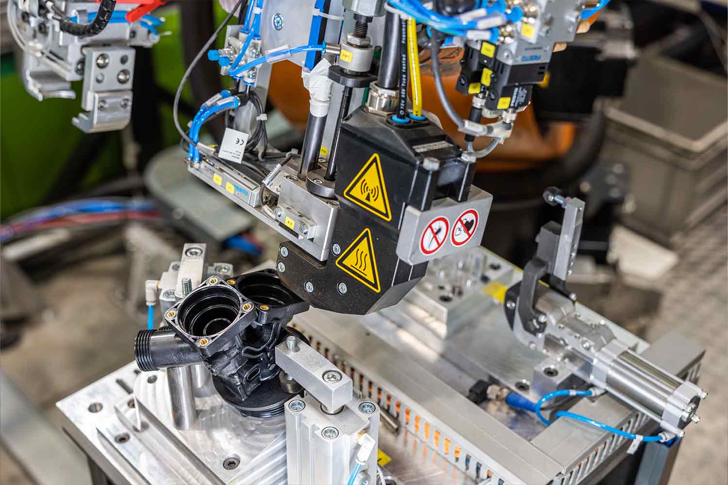 Roboterhandling an einer Spritzgießmaschine bei Schöfer